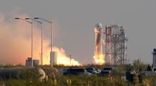 Ďalší miliardár vo vesmíre: Prvý let Blue Origin Bezosa bol úspešný