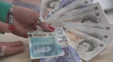 Pracovať Slovákom v Británii sa oplatí čoraz menej. Libra stále padá