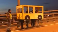 Protest, ktorý sa stal hitom na internete: Rusi sa prezliekli za autobus