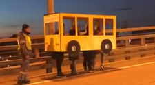 Protest, ktorý sa stal hitom na internete: Rusi sa prezliekli za autobus