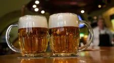 Pivo, dve deci vína alebo poldeci destilátu. Viete, čo obsahuje viac alkoholu?