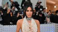 Móda z Met Gala 2023: Kardashianka odetá len v perlách