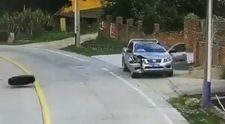 Číňan sa nestihol čudovať. Kotúľajúce sa kolesá mu z auta urobili vrak