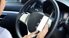 Pokuty za telefonovanie za volantom sa oddnes zdvojnásobili