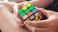 Prekonal svetový rekord. Osemročný chlapec poskladal tri Rubikove kocky naraz