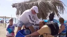 Bizarná situácia na pláži: Dôchodcovia sa pobili o slnečník