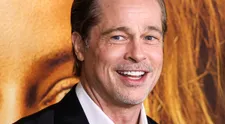 Prichytený! Brad Pitt s novou priateľkou hore bez