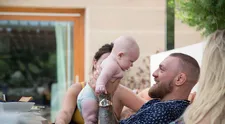 Aj bojová mašina sa vie zmeniť na milujúceho otca. McGregor sa teší zo synčeka