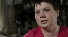 Minul všetky peniaze a rodinu nechal bývať v ruine
