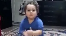 Tancujúci chlapec baví internet. Jeho pohyby vás dostanú