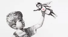Banksy si novým dielom počas pandémie koronavírusu uctil zdravotníkov