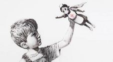 Banksy si novým dielom počas pandémie koronavírusu uctil zdravotníkov
