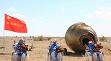 Čínski astronauti sa po 90-dňovej misii vrátili na Zem