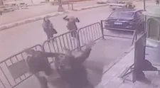 VIDEO: Traja policajti zachytili dieťa padajúce z tretieho poschodia
