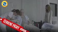Pri nakrúcaní tiekla krv! Do ruky mu omylom zapichli skutočnú ihlu