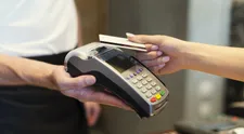 Prichádza veľká zmena pri bezkontaktných platbách pod 20 eur: Pripravte si PIN kód