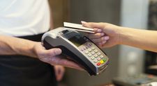 Prichádza veľká zmena pri bezkontaktných platbách pod 20 eur: Pripravte si PIN kód