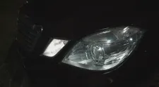 Xenónové alebo LED svetlá v autách prinášajú pre vodičov aj riziká