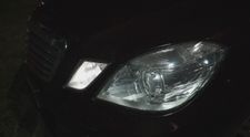 Xenónové alebo LED svetlá v autách prinášajú pre vodičov aj riziká