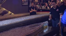 Bizarný rekord. Tisícky poldecákov zhodili ako domino