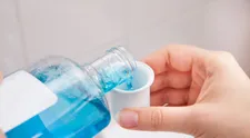 10 trikov, ako využiť ústnu vodu v domácnosti
