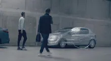 V garáži si našiel nepríjemné prekvapenie: Auto mu obalili fóliou