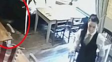 Majiteľa prevádzky šokovali zábery z kamery. Ide naozaj o dievčatko v šatách?
