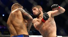 Neporaziteľný Nurmagomedov venoval triumf zosnulému otcovi a ukončil kariéru