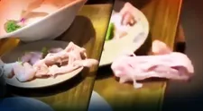 Video, ktoré zmiatlo sociálne siete: Naporciované kura ožilo na tanieri a dalo sa na útek