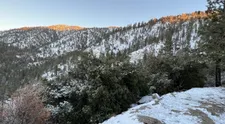 Pátrajú po hercovi, ktorý sa stratil v horách. Záchrannú akciu komplikuje počasie