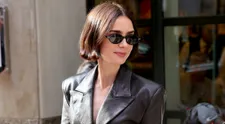 Tip na outfit podľa Lily Collins: Predviedla šik nohavice, ktoré kraľujú trendom