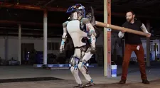 Google predstavil robota, ktorý aj napriek šikanovaniu plní príkazy