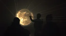 Umenie, ktoré ožíva v tme jesenných nocí: Od piatka do nedele žiari v Bratislave festival súčasného umenia Biela noc