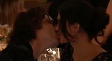 Prečo si z tohto páru stále tak uťahujú? Verejným bozkom vyvolali šialenstvo