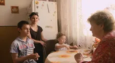 Martine zomrela mama, musí sa postarať o mladšieho brata. 