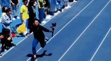 Šprint na sto metrov mal nečakaného víťaza. Kameraman schoval do vrecka všetkých bežcov