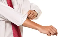 Kedy a prečo si na košeli vyhrnúť rukávy