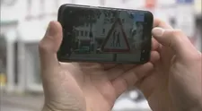 Nová dopravná značka pre chodcov so smartfónmi: Niekde zaviedli aj pokuty