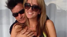 Charlie Sheen sa opäť utrhol z reťaze