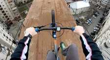 Šialený cyklista sa predvádza vo výške 40 metrov nad zemou