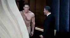 Nahota na Oscaroch. Herec si prirodzenie zakrýval obálkou