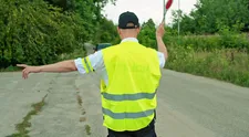 Zobrali mu vodičák, aj tak sadol za volant. Zachráni mu krk falošný policajt?