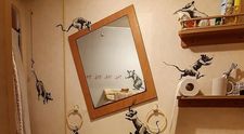 Aj Banksy pracuje z domu. Vtipné umelecké dielo vytvoril v kúpeľni