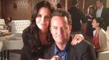 Courteney Cox cíti, že jej zosnulý priateľ Matthew Perry je stále pri nej: „Navštevuje ma“