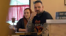 Hrozný osud majiteľa reštaurácie: Keď mal šesť, priateľ jeho mamy ho skoro uškrtil!