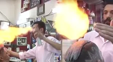 Zabudnite na nožnice! Tento Egypťan skracuje vlasy ohňom
