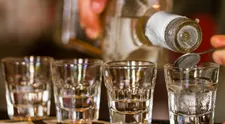 Pri šibačke sa poldeci nevyhnete. Tu je zopár rád, ako zvíťaziť nad alkoholom