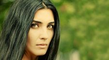 Obrovská pocta pre krásnu Tubu Büyüküstün: Nominácia na cenu Emmy!