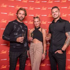 Tomáš Weimann, Žaneta Skružná a Matěj Quitt na premiére druhej série Voyo Originálu Iveta