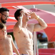 Mark Wahlberg ukázal na Barbadose vypracovanú postavu